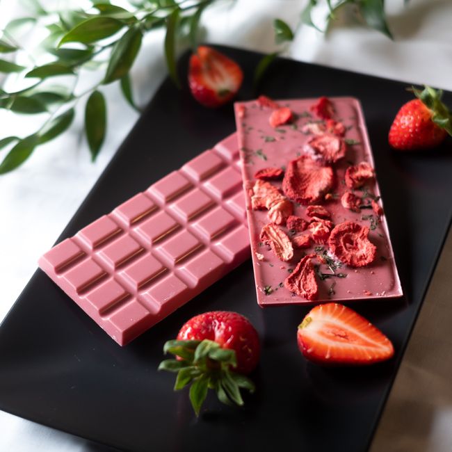 Czekolada różowa z truskawką i miętą 85g